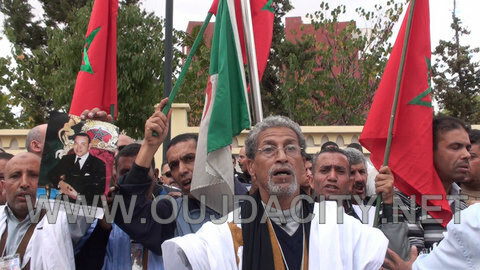 مواطنون صحراويون ينظمون وقفة احتجاجية امام القنصلية الجزائرية بوجدة VIDEO